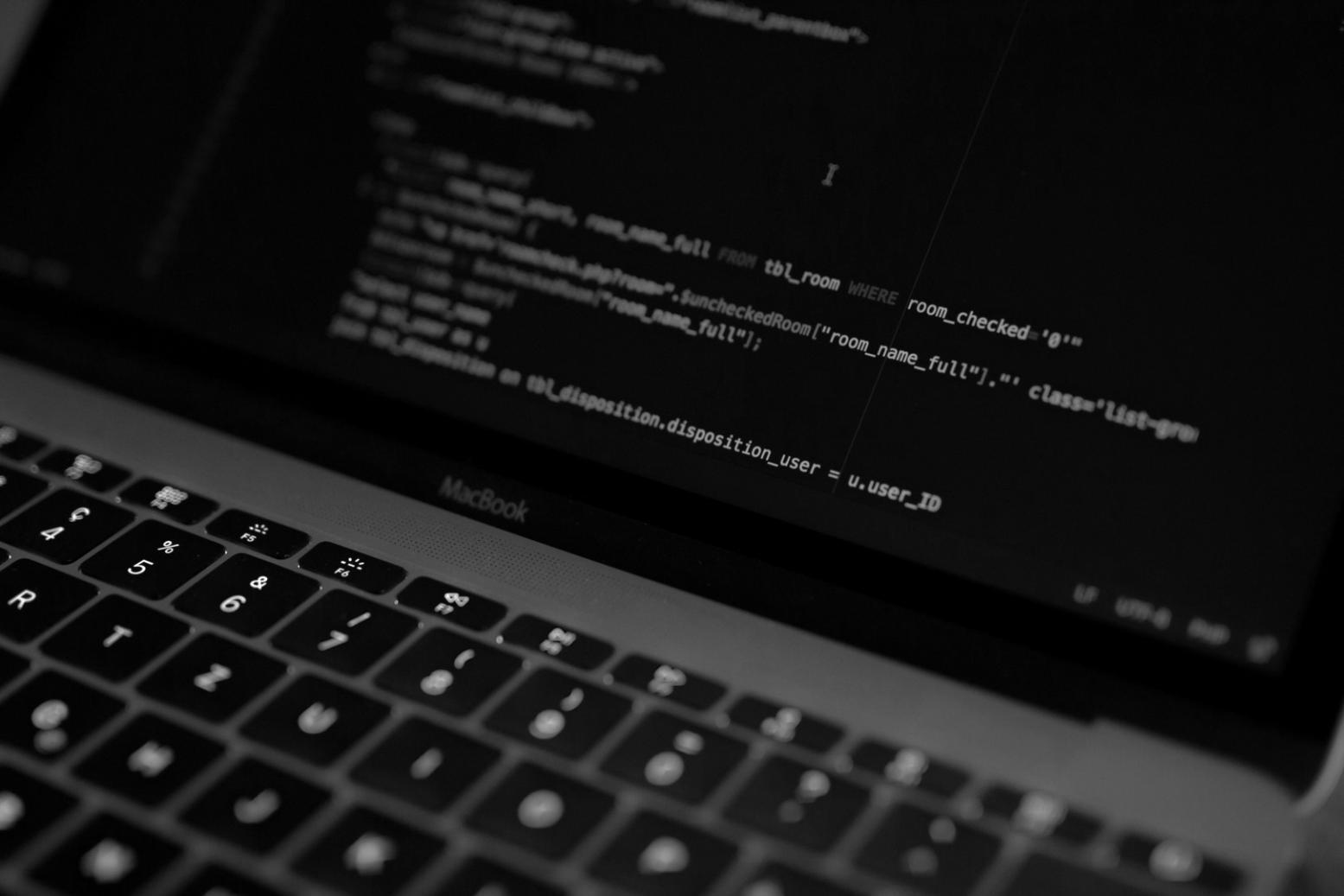 Studenten werken aan game development projecten op moderne computers